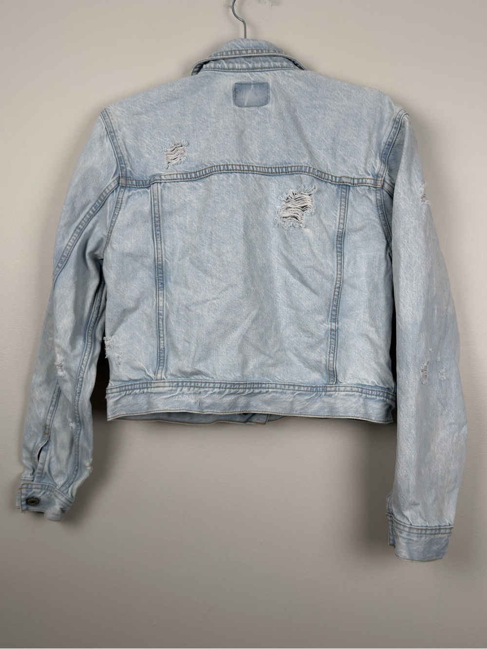 American Eagle Light Wash Distressed Denim Jacket M - Picture 2 of 4